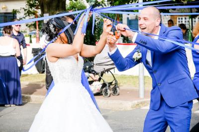 Miniature Showtail Light #7 Un couple danse ensemble dans une salle décorée de ballons, entouré de quelques invités en arrière-plan.
