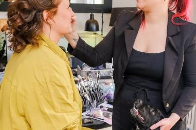 Miniature Showtail Light #10 Un couple danse ensemble dans une salle décorée de ballons, entouré de quelques invités en arrière-plan.