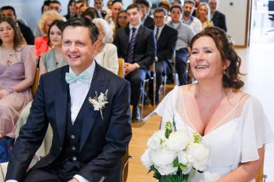 Miniature Showtail Light #11 Un couple danse ensemble dans une salle décorée de ballons, entouré de quelques invités en arrière-plan.