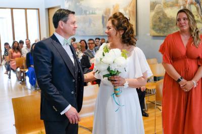 Miniature Showtail Light #12 Un couple danse ensemble dans une salle décorée de ballons, entouré de quelques invités en arrière-plan.