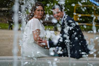 Miniature Showtail Light #14 Un couple danse ensemble dans une salle décorée de ballons, entouré de quelques invités en arrière-plan.