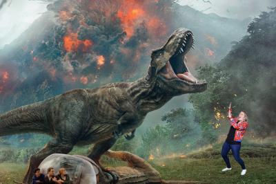 Miniature Showtail Light #16 Un couple danse ensemble dans une salle décorée de ballons, entouré de quelques invités en arrière-plan.