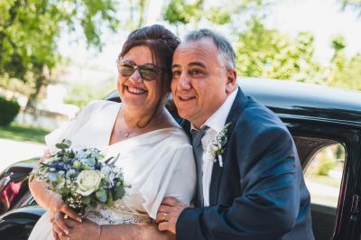 Miniature Showtail Light #17 Un couple danse ensemble dans une salle décorée de ballons, entouré de quelques invités en arrière-plan.