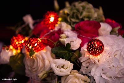 Miniature Showtail Light #18 Un couple danse ensemble dans une salle décorée de ballons, entouré de quelques invités en arrière-plan.