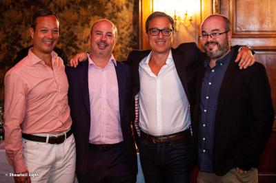 Miniature Showtail Light #19 Un couple danse ensemble dans une salle décorée de ballons, entouré de quelques invités en arrière-plan.