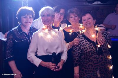 Miniature Showtail Light #20 Un couple danse ensemble dans une salle décorée de ballons, entouré de quelques invités en arrière-plan.