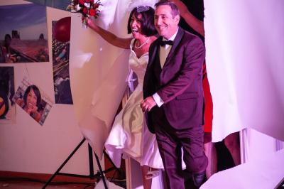 Miniature Showtail Light #22 Un couple danse ensemble dans une salle décorée de ballons, entouré de quelques invités en arrière-plan.