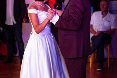 Miniature Showtail Light #24 Un couple danse ensemble dans une salle décorée de ballons, entouré de quelques invités en arrière-plan.