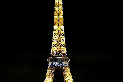 Vue aérienne d'une place animée avec des stands, une statue centrale et des bâtiments historiques environnants.