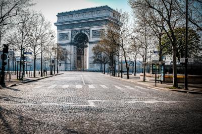 Vue aérienne d'une place animée avec des stands, une statue centrale et des bâtiments historiques environnants.