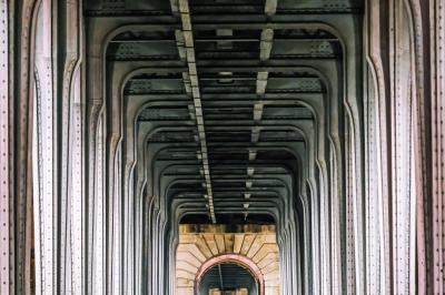 Vue aérienne d'une place animée avec des stands, une statue centrale et des bâtiments historiques environnants.