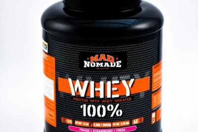 Vue aérienne d'une place animée avec des stands, une statue centrale et des bâtiments historiques environnants.