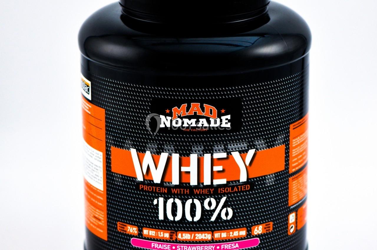 Pot noir de poudre de protéine whey isolée, saveur fraise, avec étiquette orange et blanche.