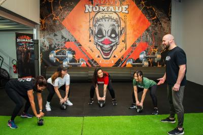 Vue aérienne d'une place animée avec des stands, une statue centrale et des bâtiments historiques environnants.