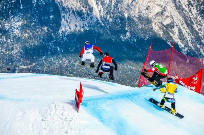 Vue aérienne d'une place animée avec des stands, une statue centrale et des bâtiments historiques environnants.