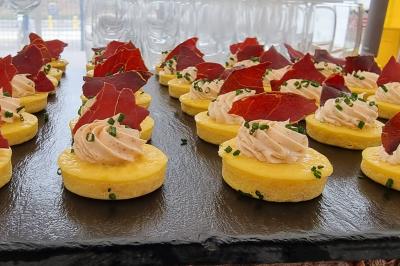 Plateau de pâtisseries garnies de crème blanche, nappées de chocolat et parsemées d'amandes effilées grillées.