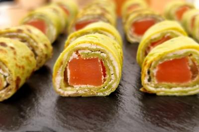 Plateau de pâtisseries garnies de crème blanche, nappées de chocolat et parsemées d'amandes effilées grillées.