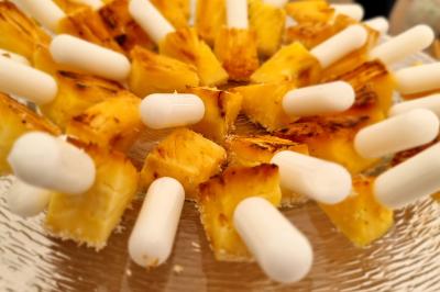 Plateau de pâtisseries garnies de crème blanche, nappées de chocolat et parsemées d'amandes effilées grillées.