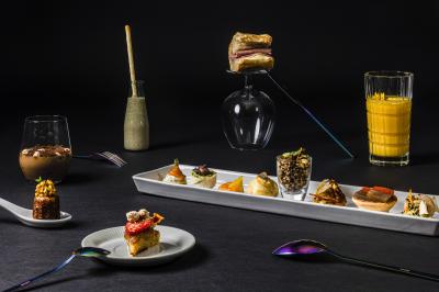 Plateau de pâtisseries garnies de crème blanche, nappées de chocolat et parsemées d'amandes effilées grillées.