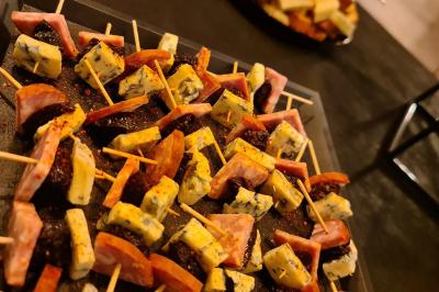Plateau de pâtisseries garnies de crème blanche, nappées de chocolat et parsemées d'amandes effilées grillées.
