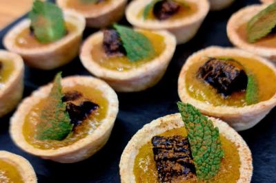 Plateau de pâtisseries garnies de crème blanche, nappées de chocolat et parsemées d'amandes effilées grillées.