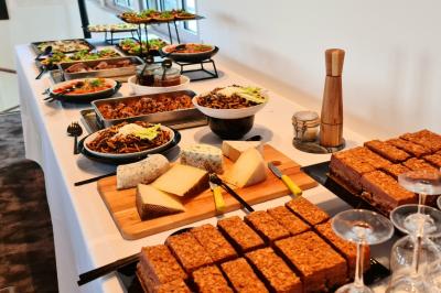 Plateau de pâtisseries garnies de crème blanche, nappées de chocolat et parsemées d'amandes effilées grillées.