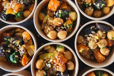 Plateau de pâtisseries garnies de crème blanche, nappées de chocolat et parsemées d'amandes effilées grillées.