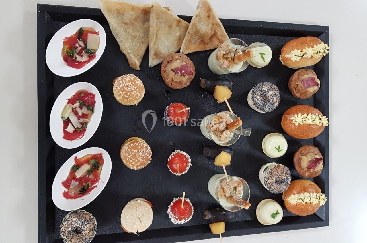 Plateau de bouchées apéritives variées comprenant verrines, feuilletés, mini-burgers et desserts.