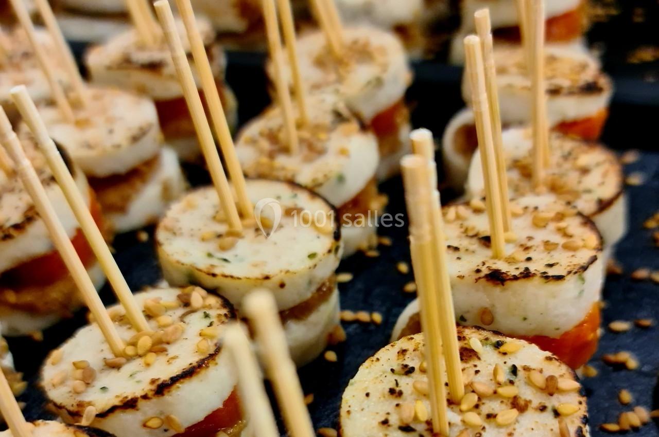 Bouchées apéritives composées de rondelles de légumes grillés, garnies de sésame et maintenues par des piques en bois.