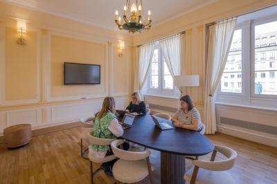 Miniature Location salle Strasbourg (Bas-Rhin) - Now Coworking Strasbourg #3 Salle lumineuse avec tables hautes, chaises, grande porte vitrée, fenêtres cintrées et coin kitchenette équipé.