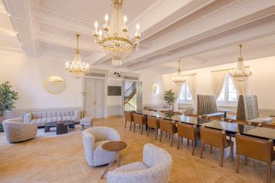 Miniature Location salle Strasbourg (Bas-Rhin) - Now Coworking Strasbourg #1 Salle lumineuse avec tables hautes, chaises, grande porte vitrée, fenêtres cintrées et coin kitchenette équipé.