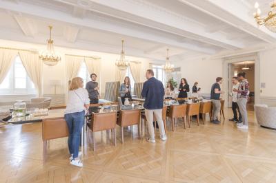 Miniature Location salle Strasbourg (Bas-Rhin) - Now Coworking Strasbourg #2 Salle lumineuse avec tables hautes, chaises, grande porte vitrée, fenêtres cintrées et coin kitchenette équipé.