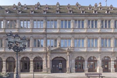 Miniature Location salle Strasbourg (Bas-Rhin) - Now Coworking Strasbourg #7 Salle lumineuse avec tables hautes, chaises, grande porte vitrée, fenêtres cintrées et coin kitchenette équipé.