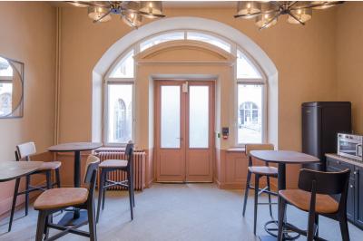 Miniature Location salle Strasbourg (Bas-Rhin) - Now Coworking Strasbourg #8 Salle lumineuse avec tables hautes, chaises, grande porte vitrée, fenêtres cintrées et coin kitchenette équipé.