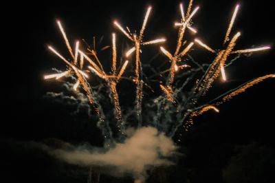 Salle de réception lumineuse avec tables rondes dressées, grandes baies vitrées et structure métallique apparente.