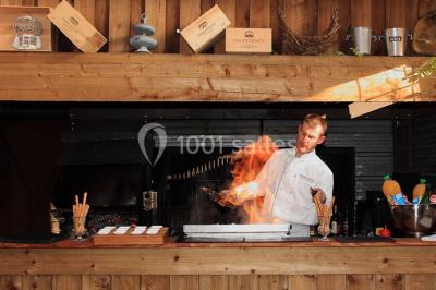 Miniature Location salle Haudricourt (Seine-Maritime) - La Mare du Bois #9 Salle de réception en briques avec éclairage chaleureux, grande table décorée de fleurs et vaisselle élégante.
