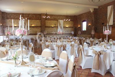Miniature Location salle Haudricourt (Seine-Maritime) - La Mare du Bois #20 Salle de réception en briques avec éclairage chaleureux, grande table décorée de fleurs et vaisselle élégante.