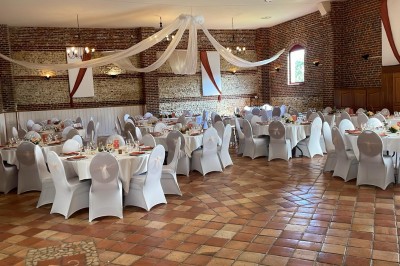 Miniature Location salle Haudricourt (Seine-Maritime) - La Mare du Bois #26 Salle de réception en briques avec éclairage chaleureux, grande table décorée de fleurs et vaisselle élégante.