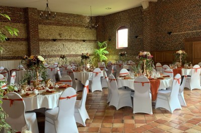 Miniature Location salle Haudricourt (Seine-Maritime) - La Mare du Bois #22 Salle de réception en briques avec éclairage chaleureux, grande table décorée de fleurs et vaisselle élégante.