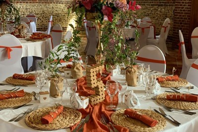 Miniature Location salle Haudricourt (Seine-Maritime) - La Mare du Bois #23 Salle de réception en briques avec éclairage chaleureux, grande table décorée de fleurs et vaisselle élégante.