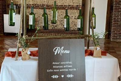 Miniature Location salle Haudricourt (Seine-Maritime) - La Mare du Bois #27 Salle de réception en briques avec éclairage chaleureux, grande table décorée de fleurs et vaisselle élégante.