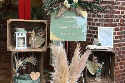 Miniature Location salle Haudricourt (Seine-Maritime) - La Mare du Bois #28 Salle de réception en briques avec éclairage chaleureux, grande table décorée de fleurs et vaisselle élégante.