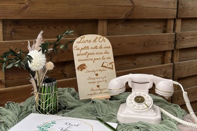 Miniature Location salle Haudricourt (Seine-Maritime) - La Mare du Bois #29 Salle de réception en briques avec éclairage chaleureux, grande table décorée de fleurs et vaisselle élégante.