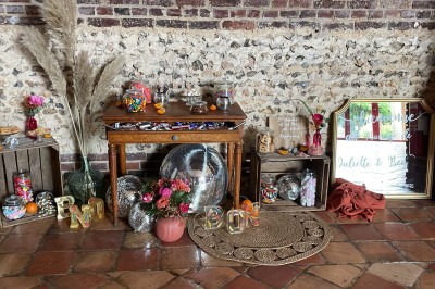 Miniature Location salle Haudricourt (Seine-Maritime) - La Mare du Bois #32 Salle de réception en briques avec éclairage chaleureux, grande table décorée de fleurs et vaisselle élégante.