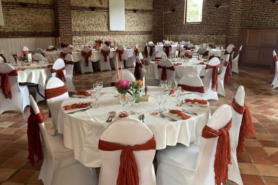 Miniature Location salle Haudricourt (Seine-Maritime) - La Mare du Bois #33 Salle de réception en briques avec éclairage chaleureux, grande table décorée de fleurs et vaisselle élégante.