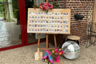 Miniature Location salle Haudricourt (Seine-Maritime) - La Mare du Bois #34 Salle de réception en briques avec éclairage chaleureux, grande table décorée de fleurs et vaisselle élégante.