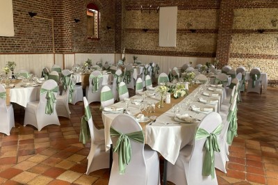 Miniature Location salle Haudricourt (Seine-Maritime) - La Mare du Bois #36 Salle de réception en briques avec éclairage chaleureux, grande table décorée de fleurs et vaisselle élégante.