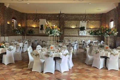 Miniature Location salle Haudricourt (Seine-Maritime) - La Mare du Bois #5 Salle de réception en briques avec éclairage chaleureux, grande table décorée de fleurs et vaisselle élégante.