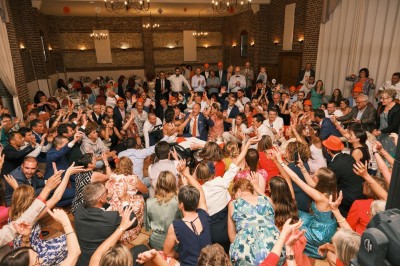 Miniature Location salle Haudricourt (Seine-Maritime) - La Mare du Bois #3 Salle de réception en briques avec éclairage chaleureux, grande table décorée de fleurs et vaisselle élégante.
