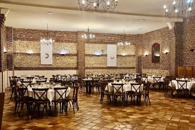 Miniature Location salle Haudricourt (Seine-Maritime) - La Mare du Bois #31 Salle de réception en briques avec éclairage chaleureux, grande table décorée de fleurs et vaisselle élégante.